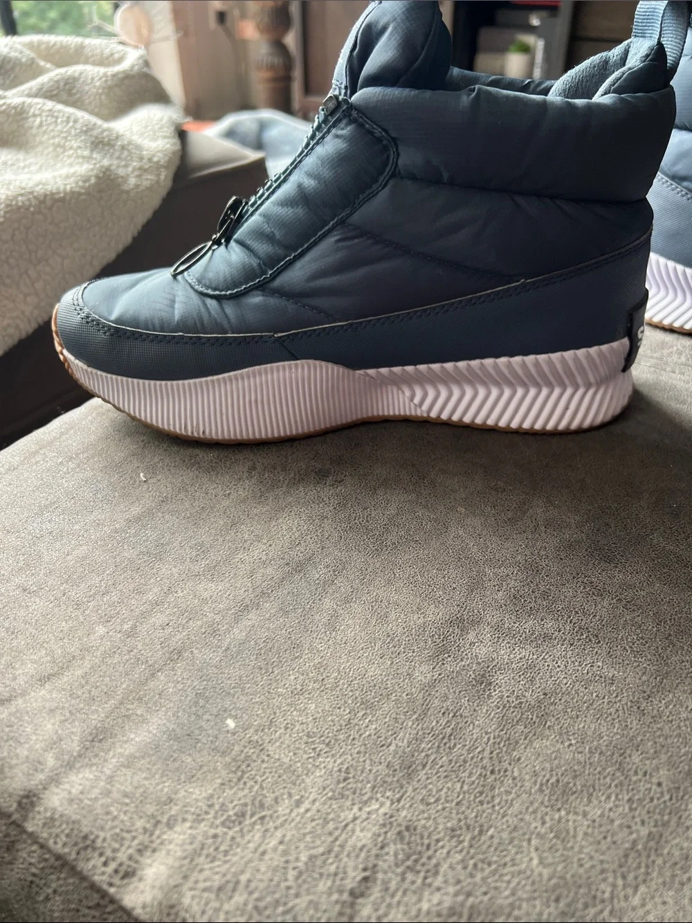 NEW. WMNS. Size 8. Sorel Quilted Navy and White Platform Zip-Up Sneakers.